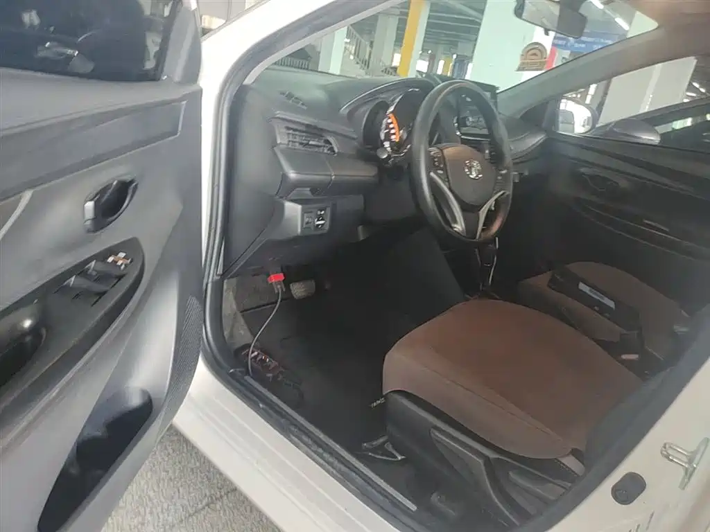 Toyota Yaris L 2022 — фото 16
