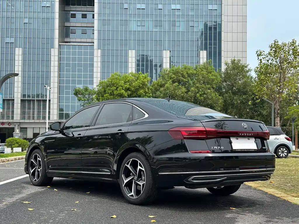 Volkswagen Passat 2023 — фото 12