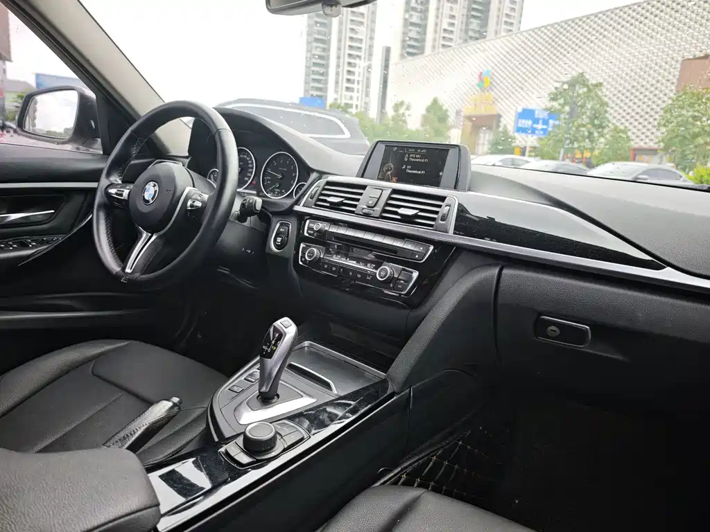 BMW 3 Series 2017 — фото 11