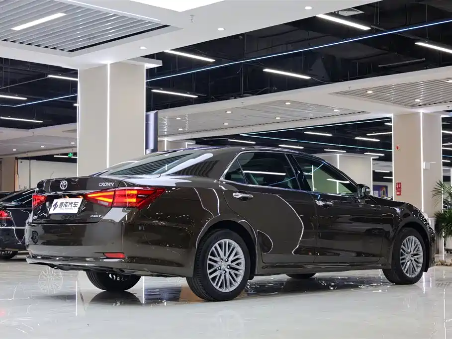 Toyota Crown 2017 — фото 13