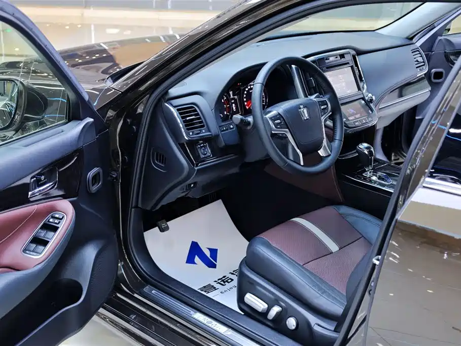 Toyota Crown 2017 — фото 16