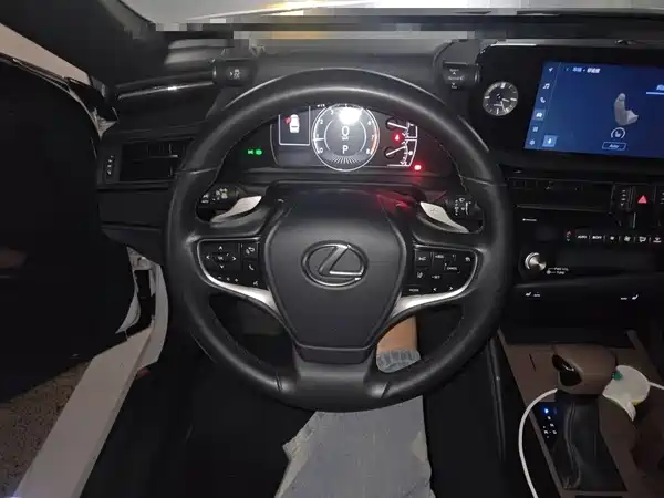 Lexus ES 2024