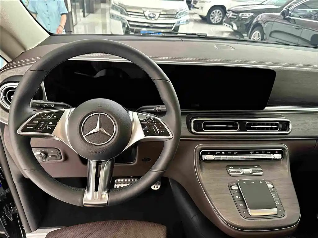 Mercedes-Benz V-Class 2025 — фото 17