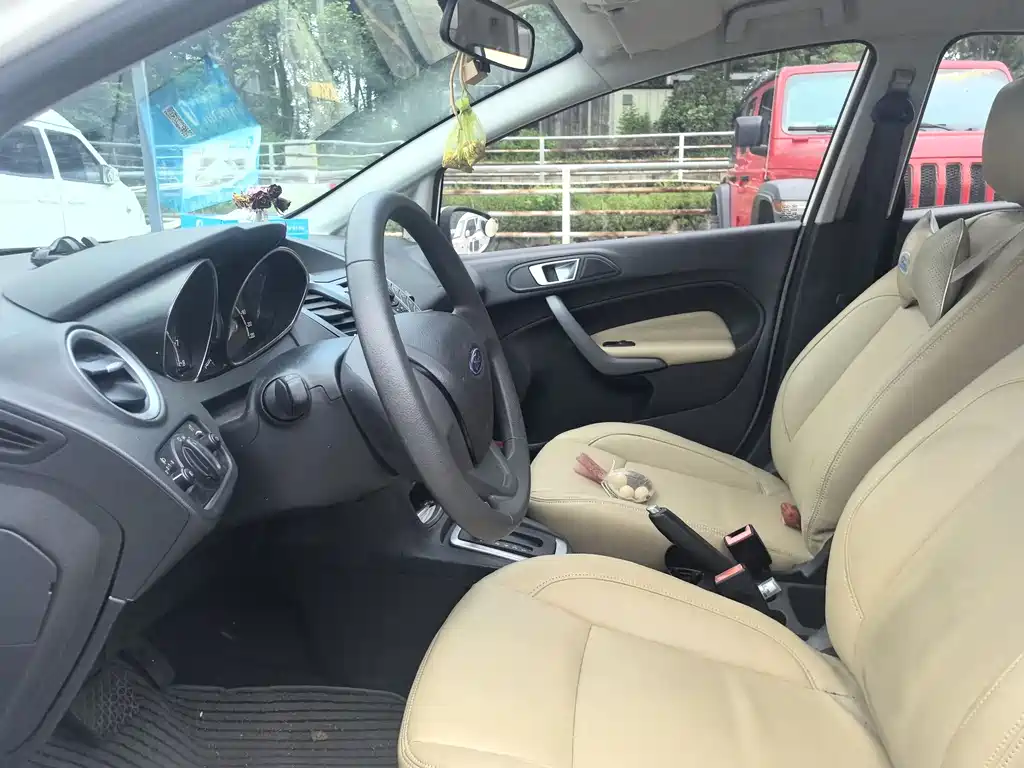 Ford Fiesta 2015 — фото 11