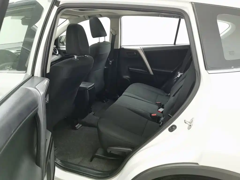 Toyota RAV4 2018 — фото 15