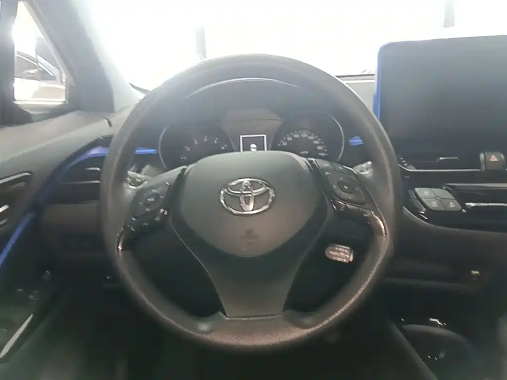 Toyota C-HR 2021 — фото 10