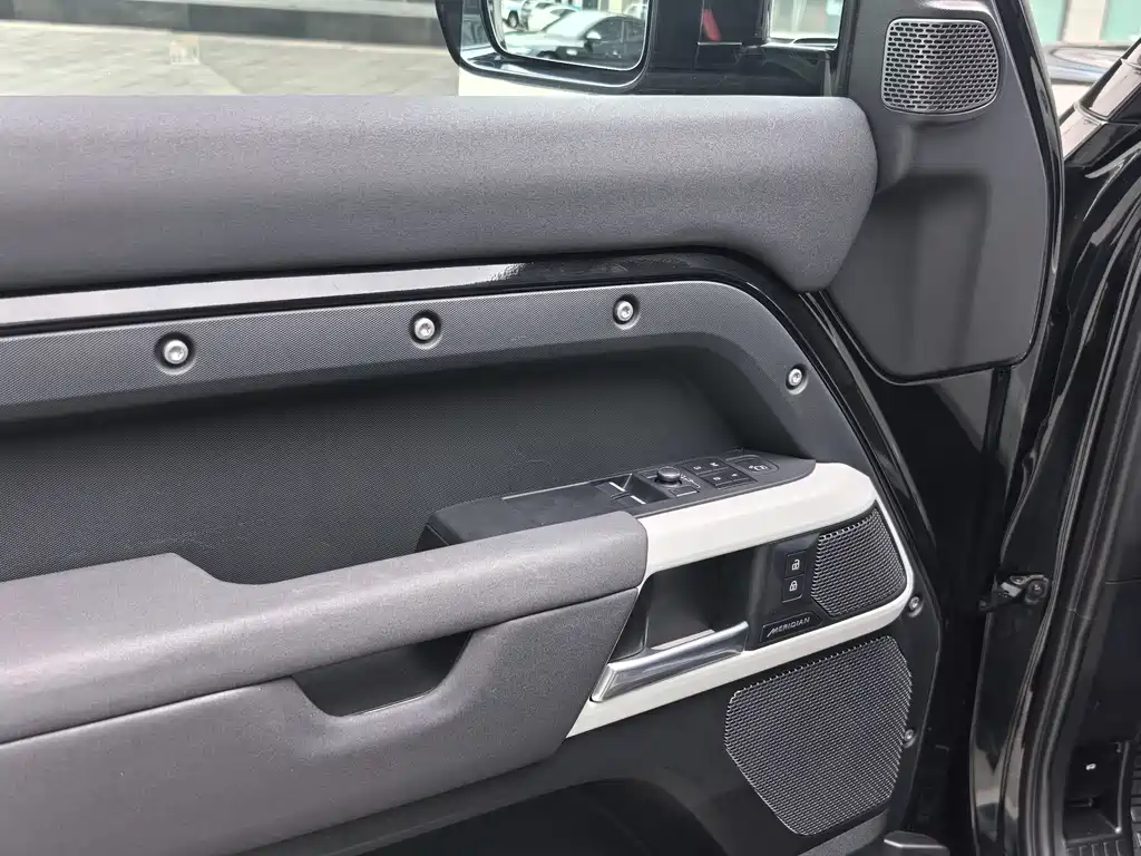 Land Rover Defender 2022 — фото 10