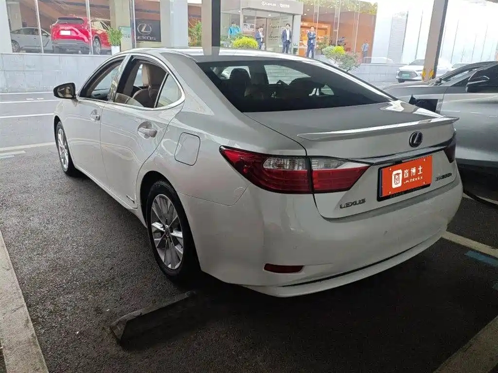 Lexus ES 2014 — фото 12