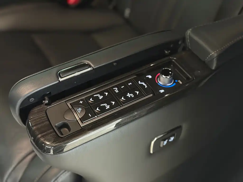 Lexus LM 2021 — фото 15
