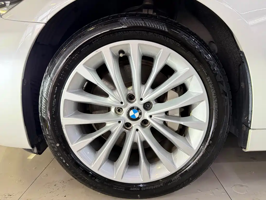 BMW 5 Series 2017 — фото 16
