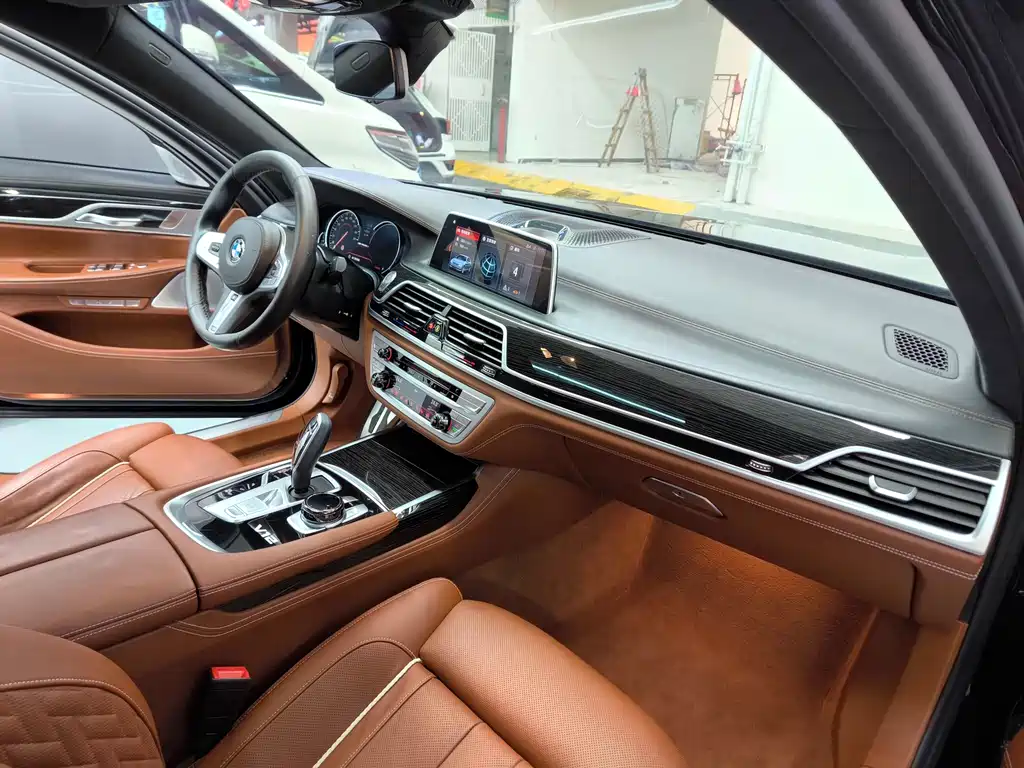 BMW 7 Series 2018 — фото 21