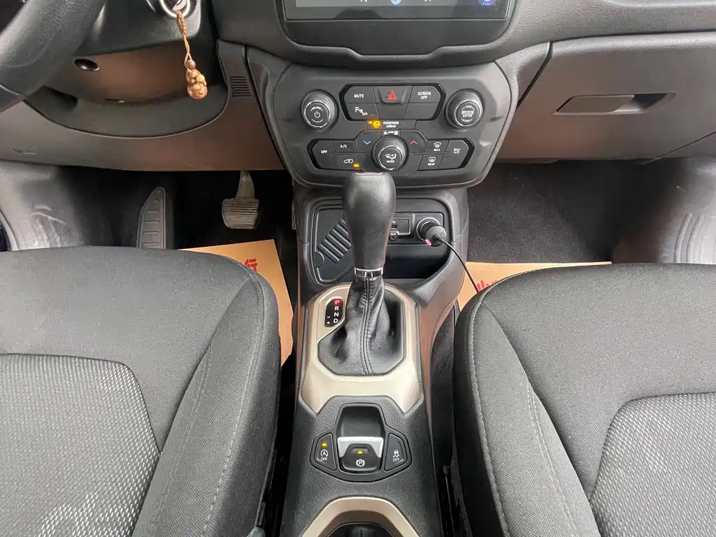 Jeep Renegade 2018 — фото 17