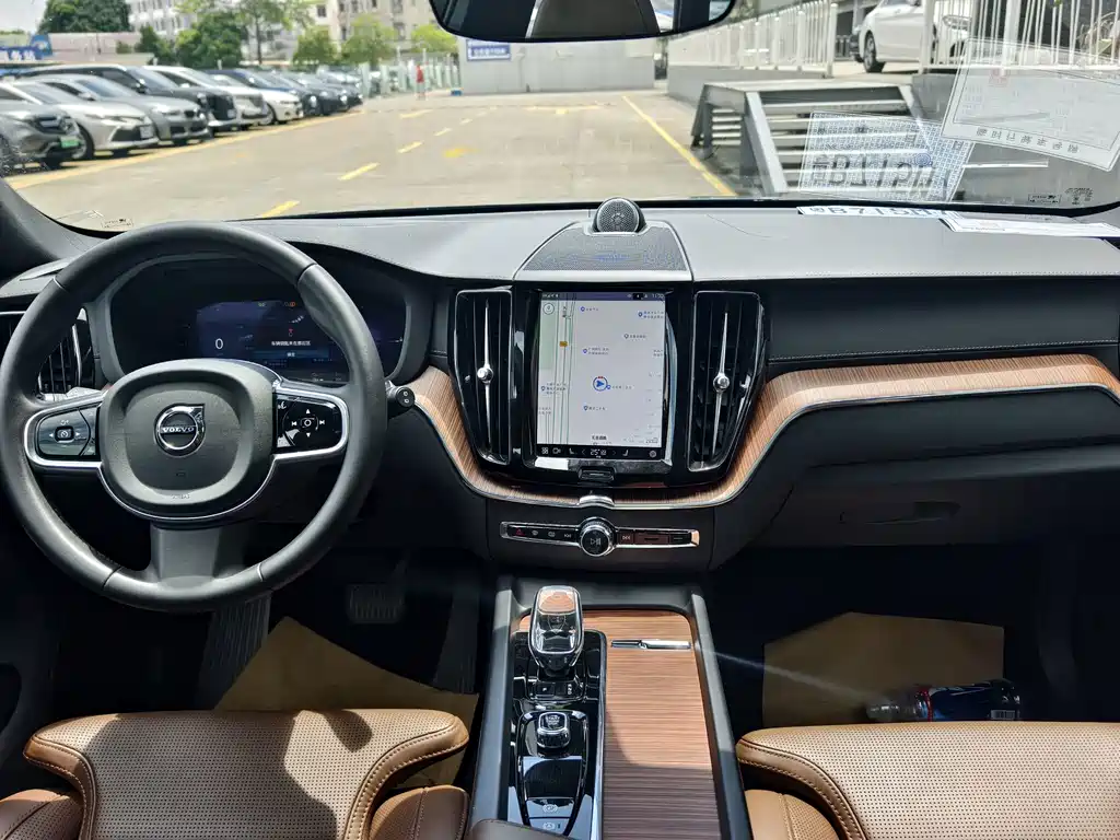 Volvo XC60 Plug-In Hybrid 2024 — фото 8