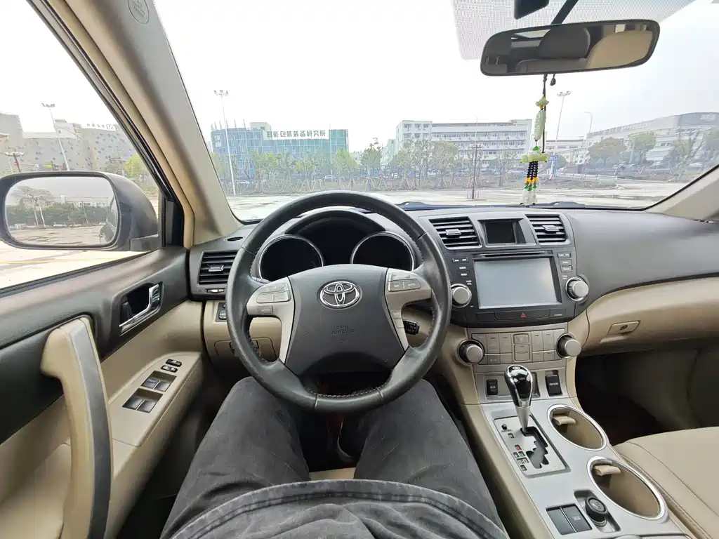 Toyota Highlander 2010 — фото 10