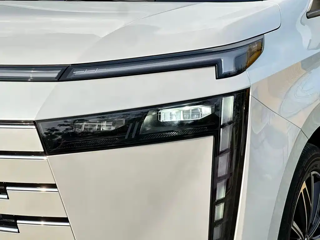 GAC Motor E8 PHEV 2025 — фото 12