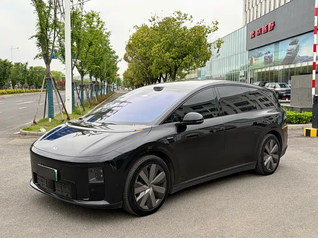 Li Auto i8 2025 — фото 1