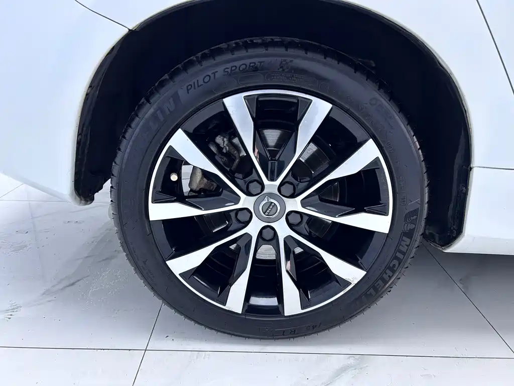 Volvo S60 2018 — фото 23