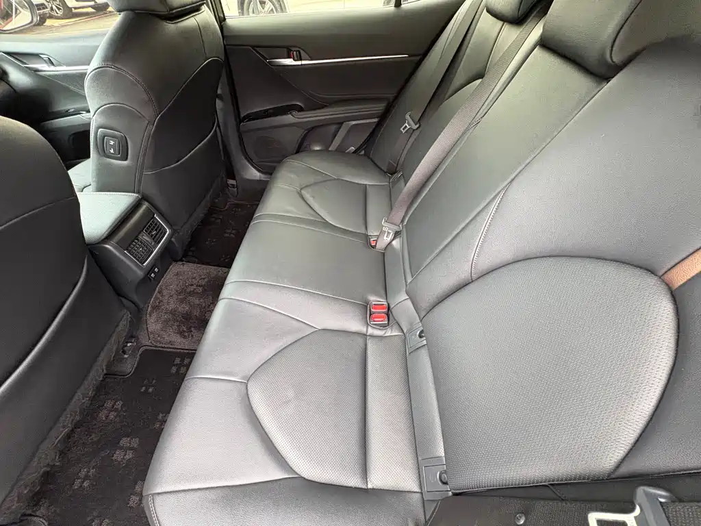 Toyota Camry 2023 — фото 12