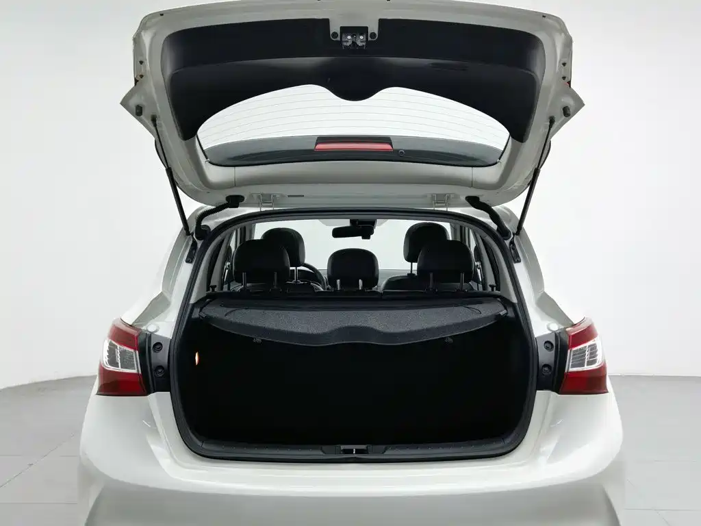 Nissan Tiida 2017 — фото 16
