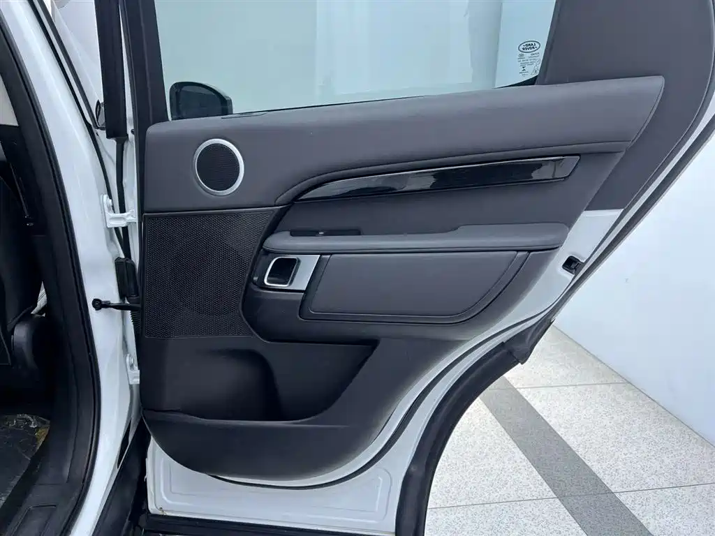 Land Rover Discovery 2018 — фото 30