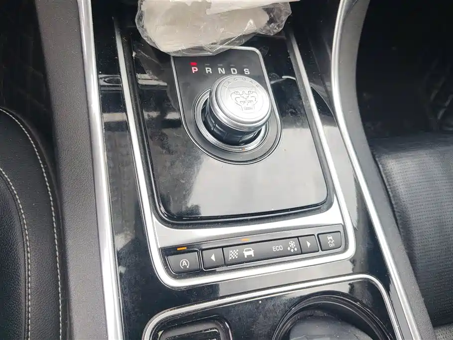Jaguar XE 2017 — фото 16