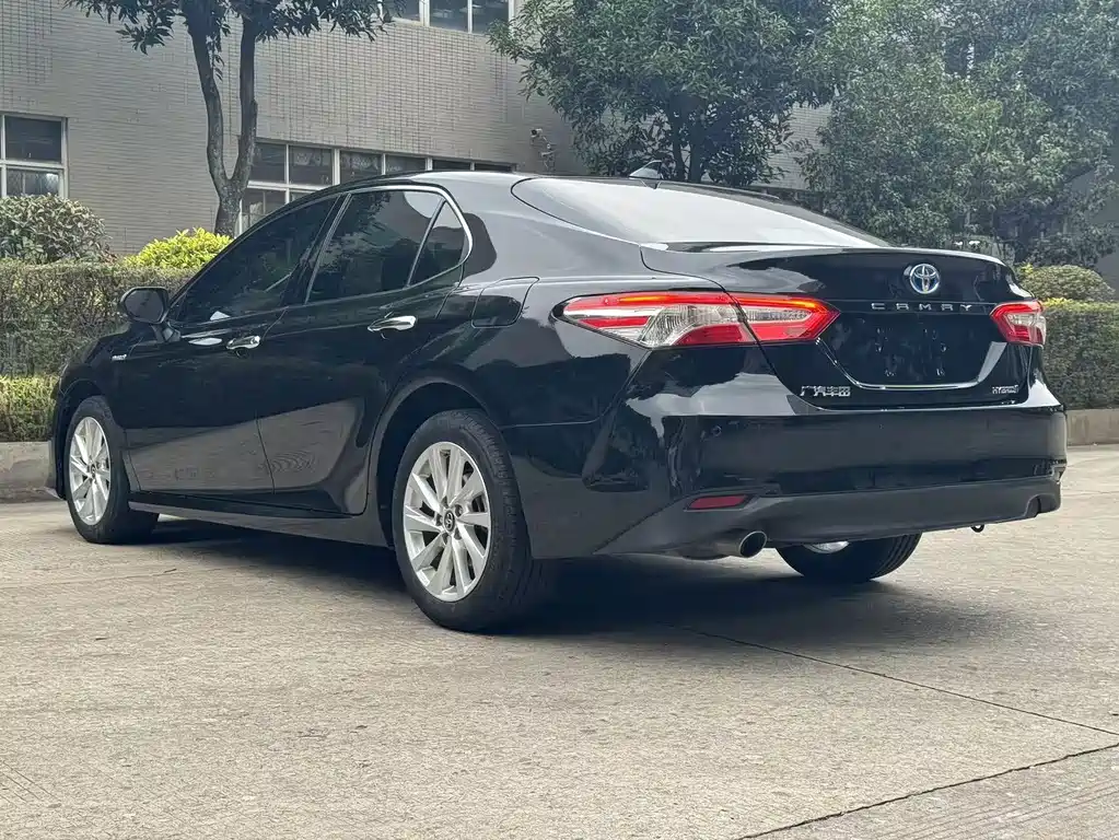 Toyota Camry 2022 — фото 8