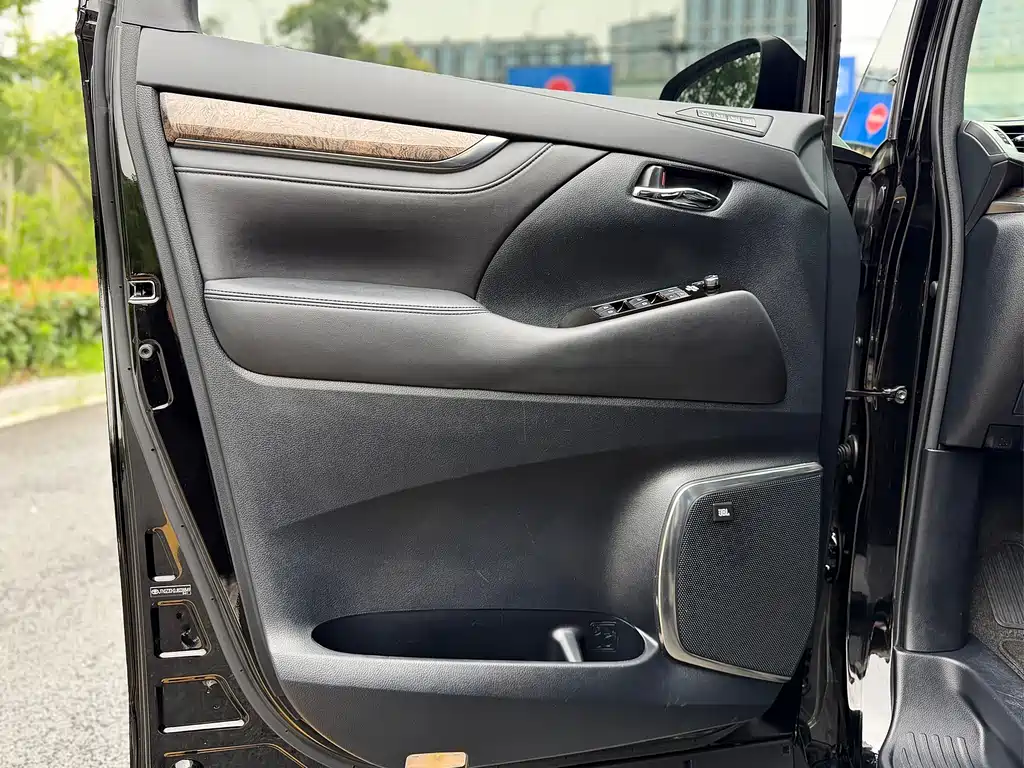 Toyota Alphard 2018 — фото 25