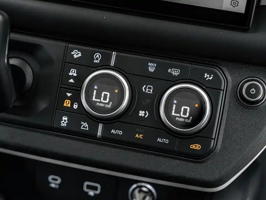 Land Rover Defender 2024 — фото 28