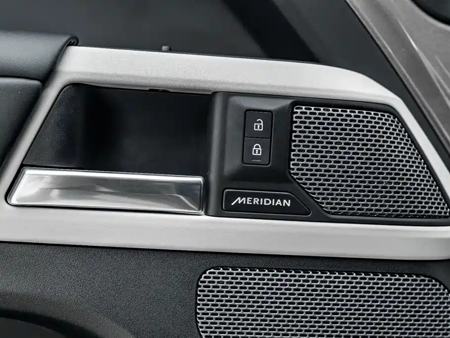 Land Rover Defender 2024 — фото 14