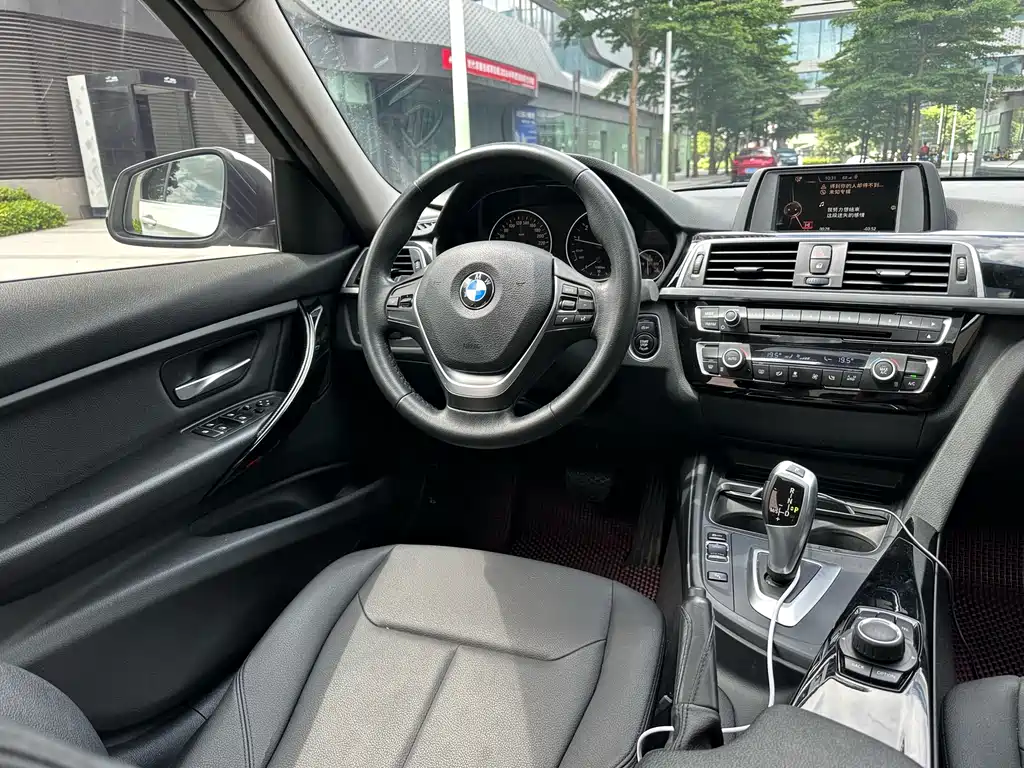 BMW 3 Series 2017 — фото 13