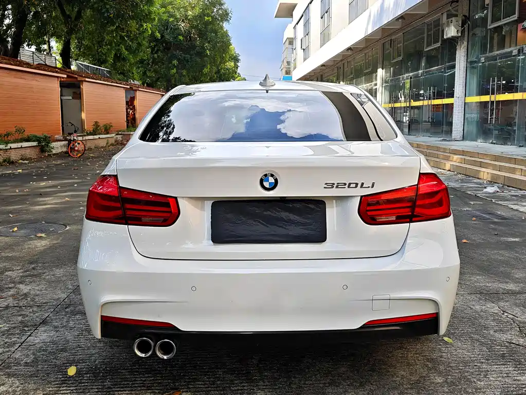 BMW 3 Series 2018 — фото 9