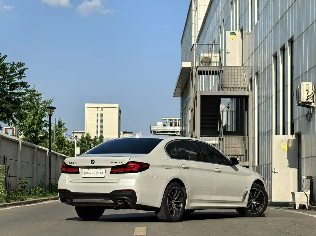 BMW 5 Series 2023 — фото 17