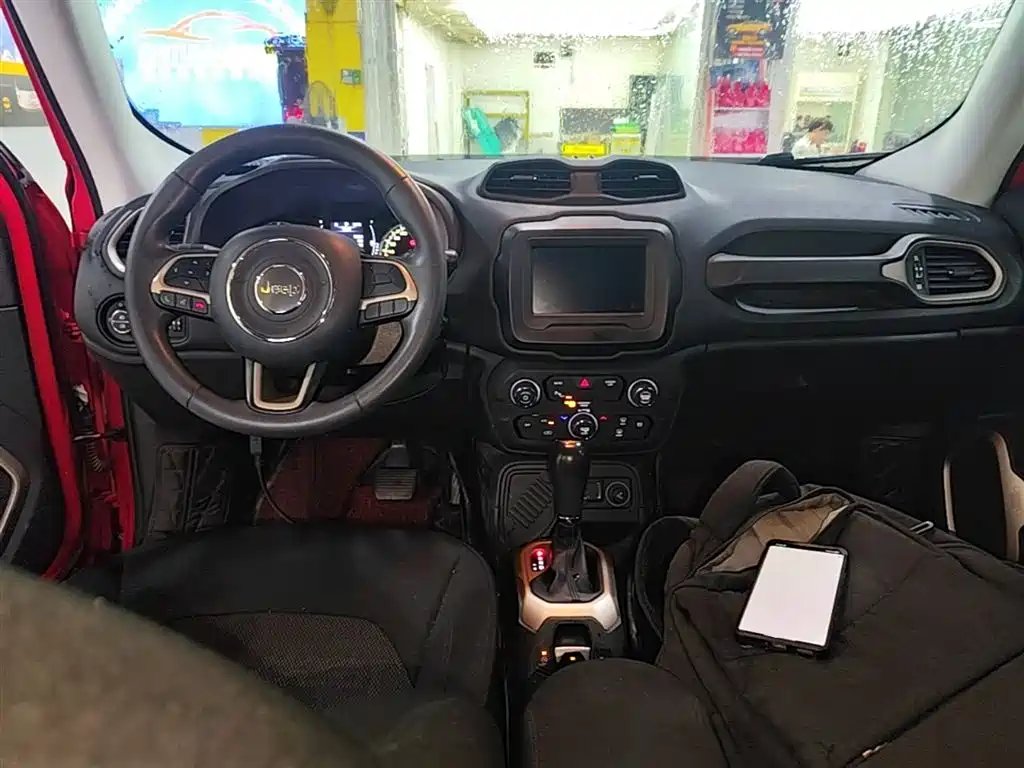 Jeep Renegade 2018 — фото 10
