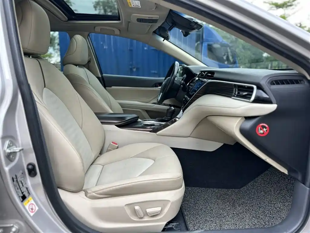 Toyota Camry 2018 — фото 12