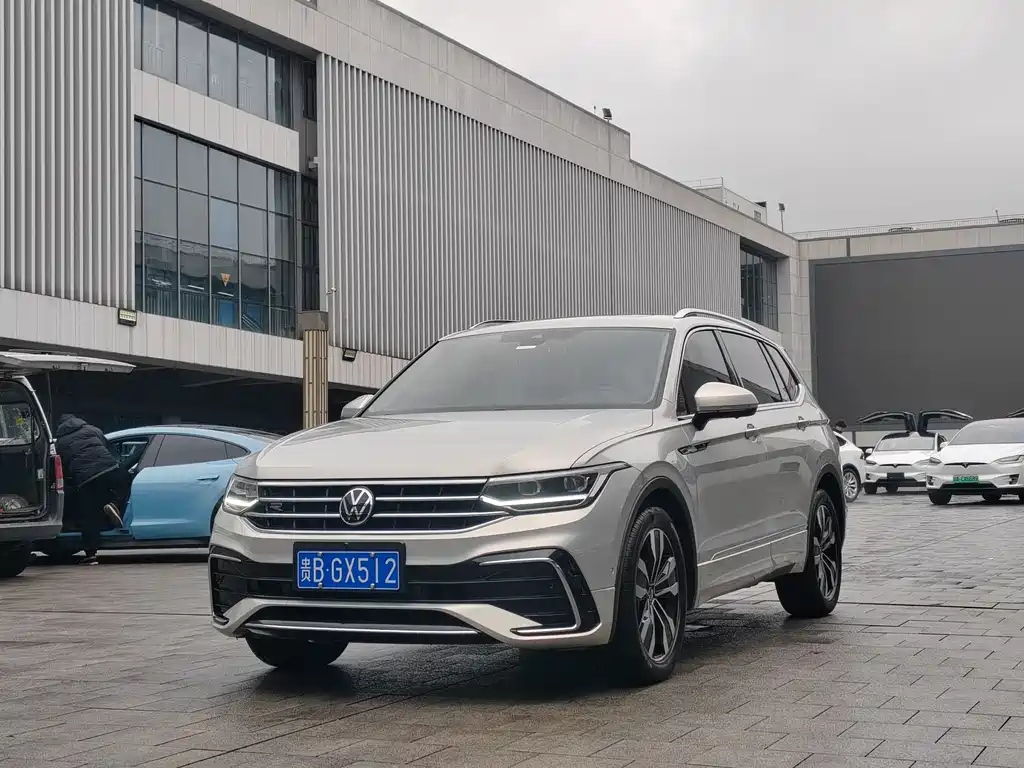 Volkswagen Tiguan L 2023 — фото 1