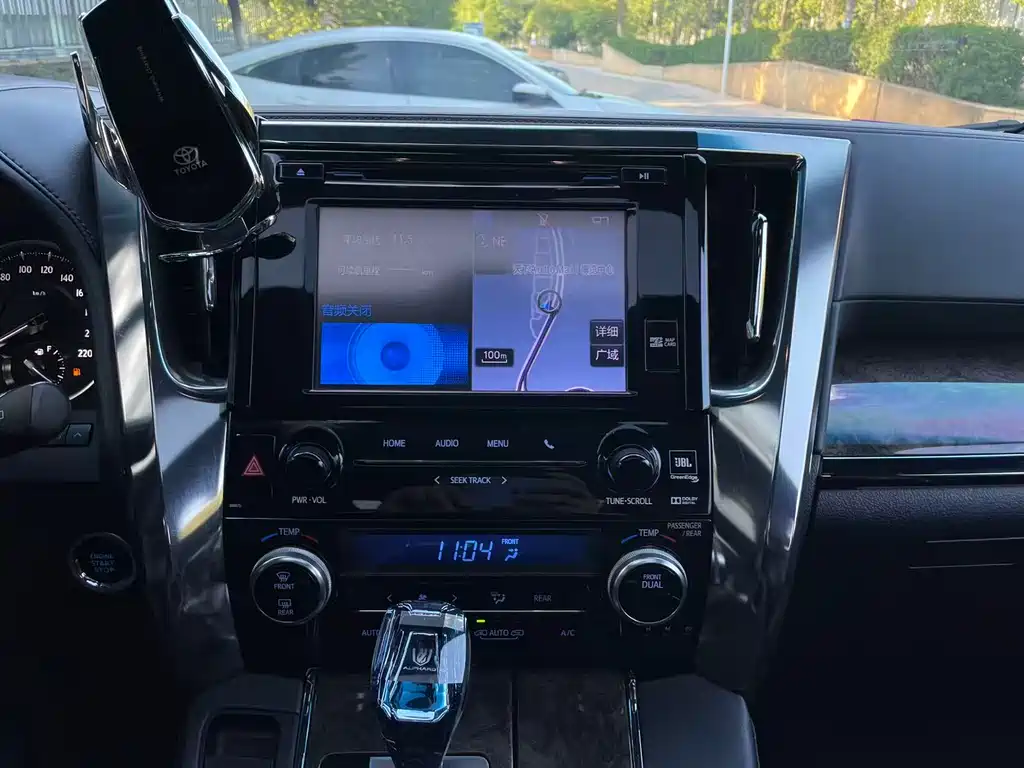 Toyota Alphard 2018 — фото 15