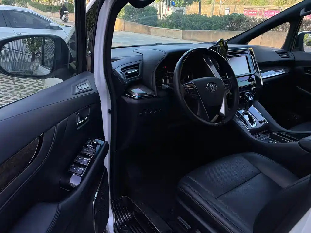 Toyota Alphard 2018 — фото 7
