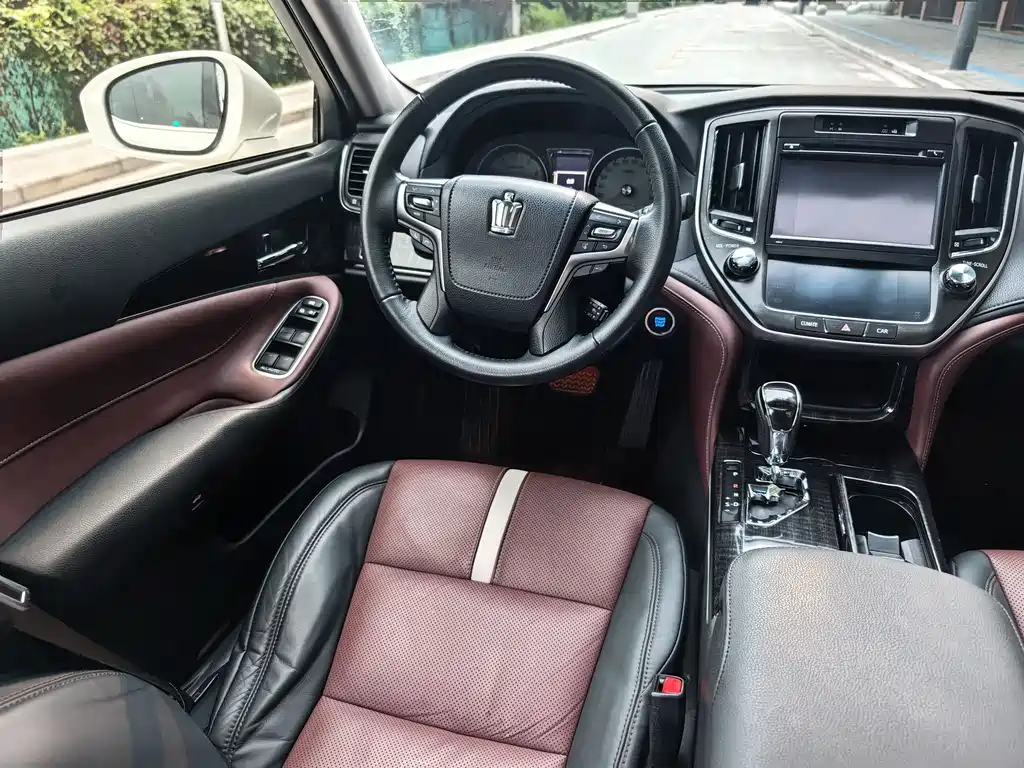 Toyota Crown 2017 — фото 12