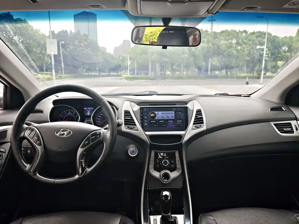 Hyundai Elantra 2016 — фото 12