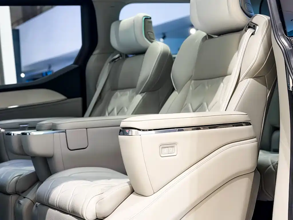 Volvo EM90 2024