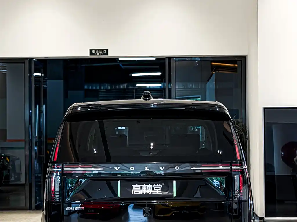 Volvo EM90 2024