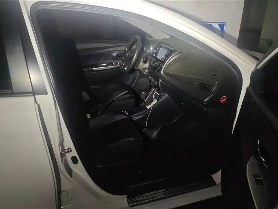 Toyota Yaris L 2015 — фото 8