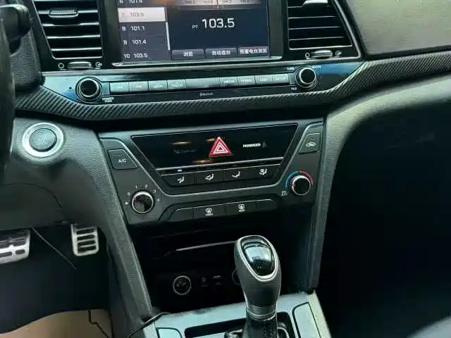 Hyundai Elantra 2018 — фото 9