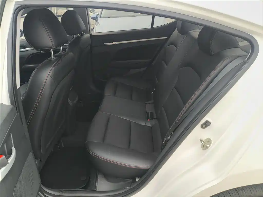 Hyundai Elantra 2019 — фото 13