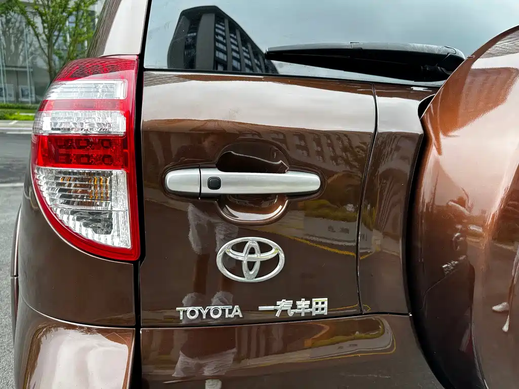Toyota RAV4 2013 — фото 26