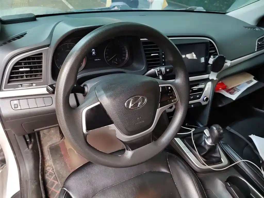 Hyundai Elantra 2017 — фото 11
