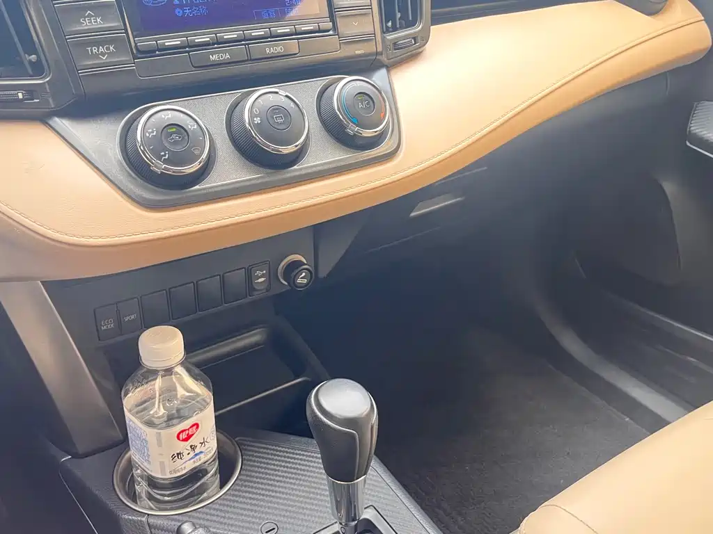 Toyota RAV4 2015 — фото 16