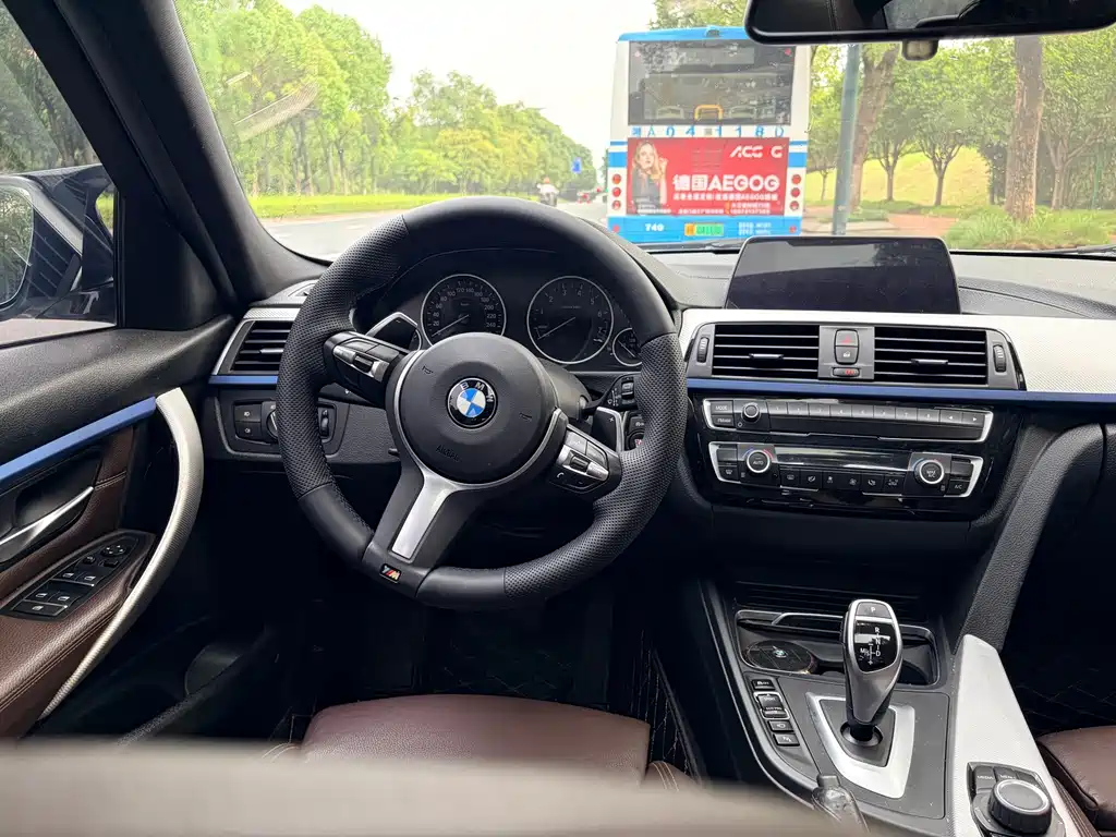 BMW 3 Series 2019 — фото 14
