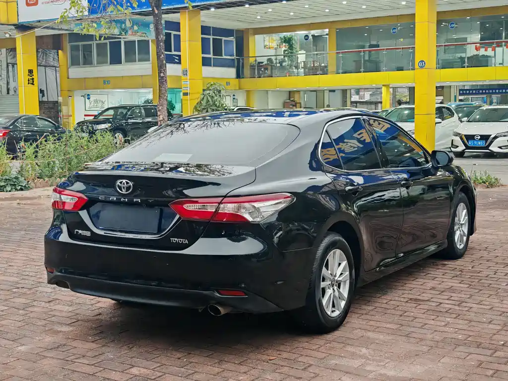 Toyota Camry 2018 — фото 6