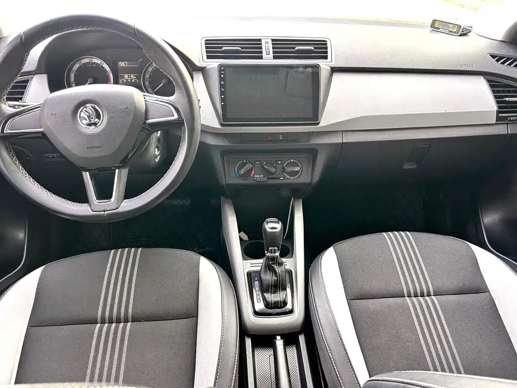 Skoda Fabia 2016 — фото 10